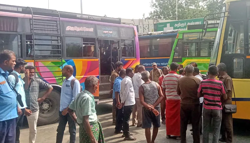 tutyBusStandClash.jpg
