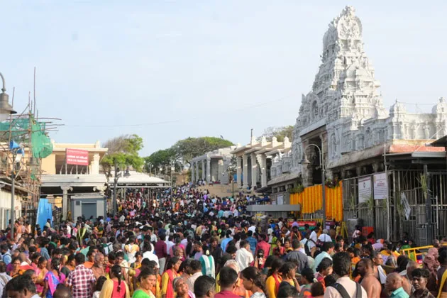 TiruchendurVisakamCrowd.jpg