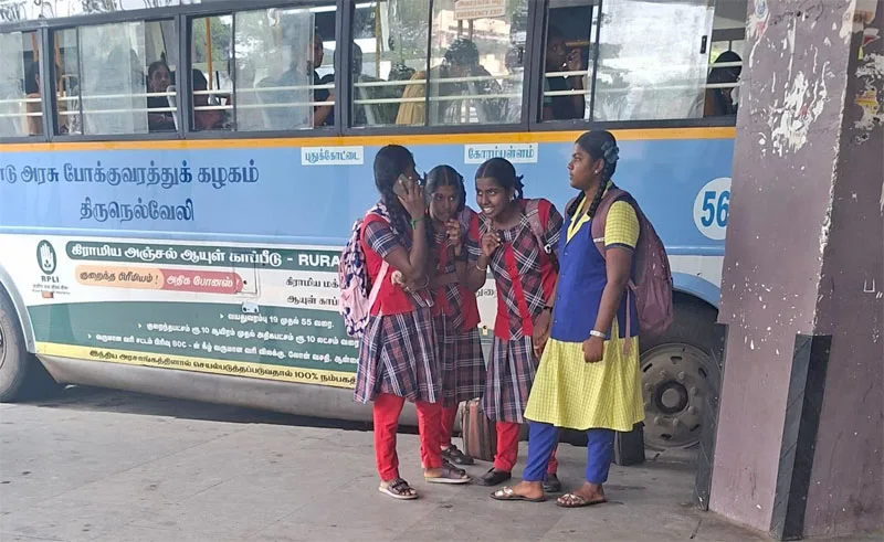 studentsBusstand.jpg